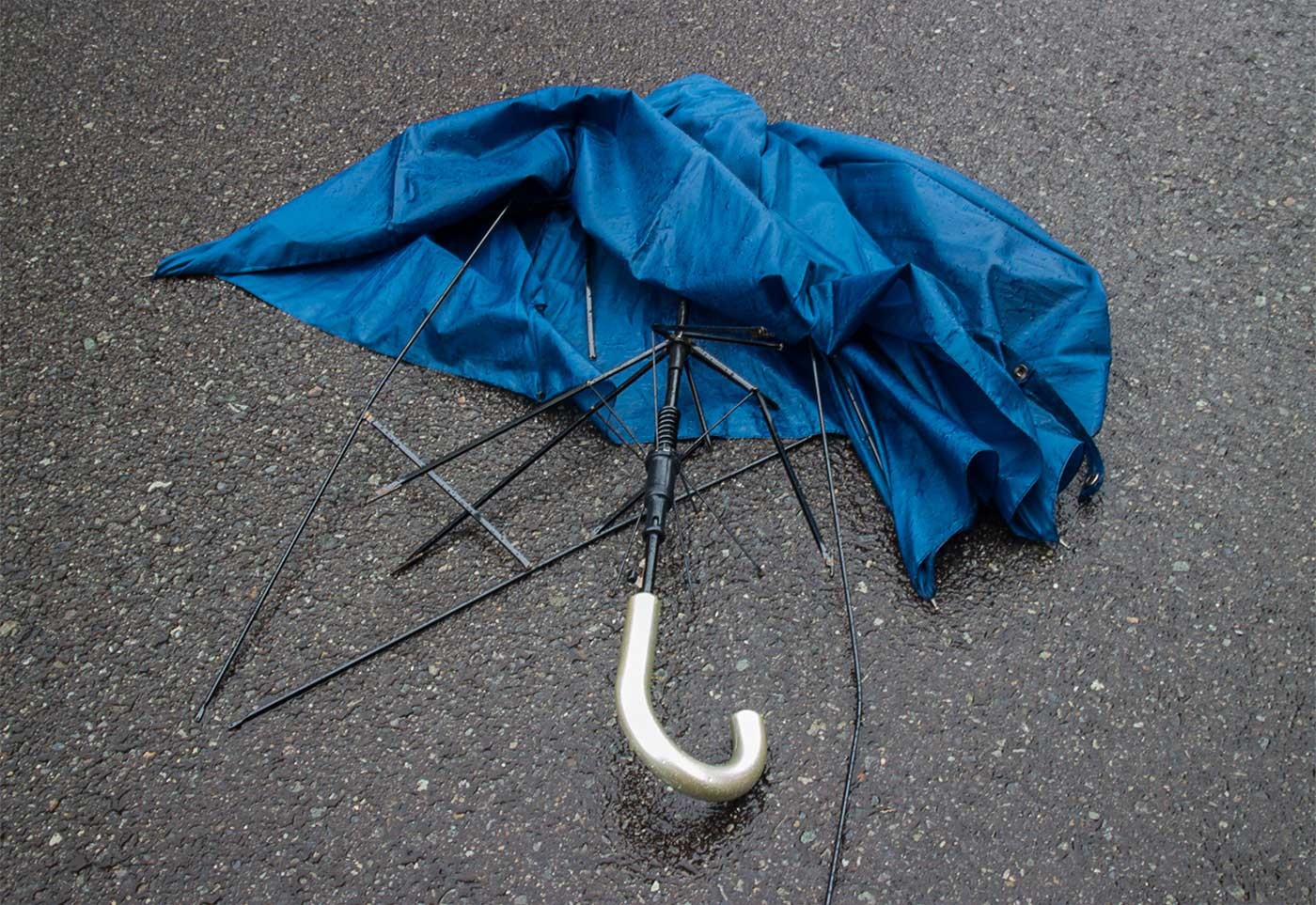 Одолжил ей зонтик
